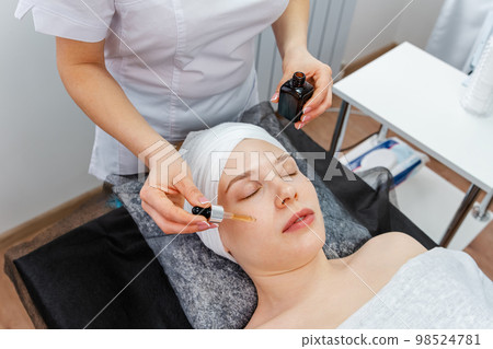 Vitamins for the restoration and renewal of the face.  98524781