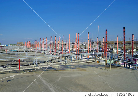 許多漁船停泊在佐賀市的哈泰河口 98524803