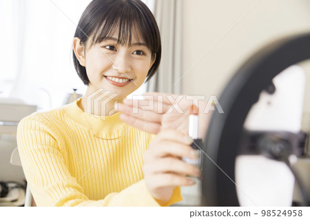 網紅介紹化妝品的小姐姐：網紅 98524958