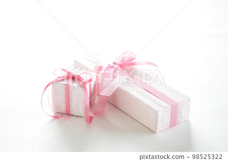 Image of a gift A gift box wrapped in pale pink wrapping paper and a ribbon 98525322