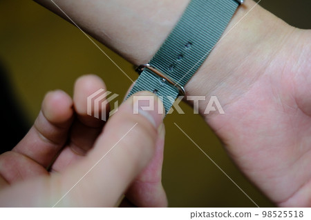 winding the NATO belt 98525518