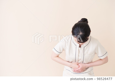A woman at an esthetic and beauty clinic bowing 98526477