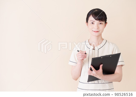 一位在美容診所寫圖表的女士 98526516