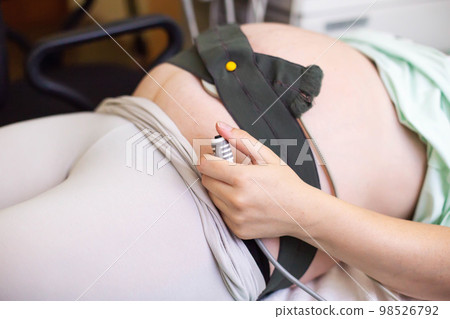 Cardiotocography in pregnant women, methodological and functional diagnostics based on the registration of the frequency of fetal cardiovascular diseases and uterine contractility during pregnancy. 98526792