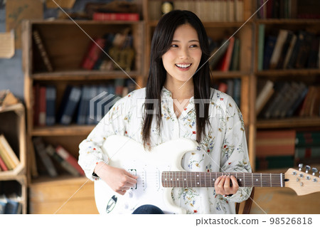 彈吉他的一位小姐 98526818