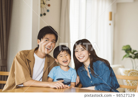 Smiling Japanese family/child-rearing family image Smiling Japanese family/child-rearing family image 98527129