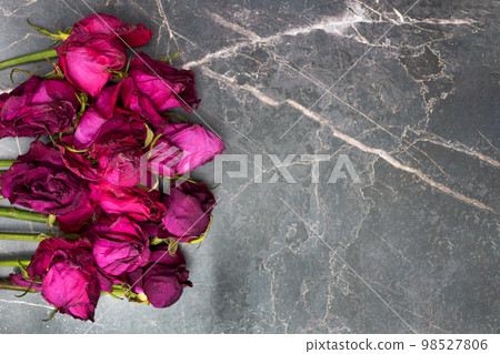 Withered and dry red roses. Marble background. Top view. Place for text. Copy space. 98527806