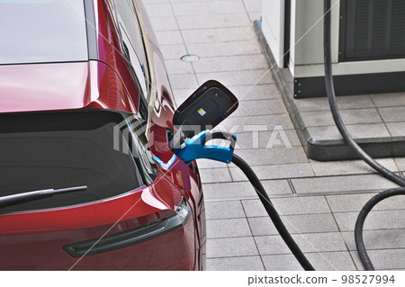 正在充電的電動車（xDrive50） 98527994