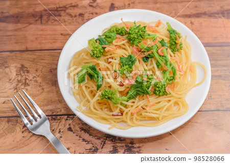 Rape blossoms and dried shrimp pasta Rape blossoms and dried shrimp pasta 98528066