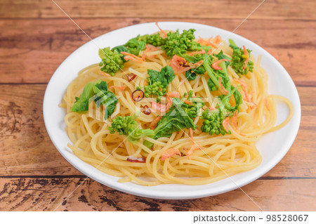 Rape blossoms and dried shrimp pasta Rape blossoms and dried shrimp pasta 98528067