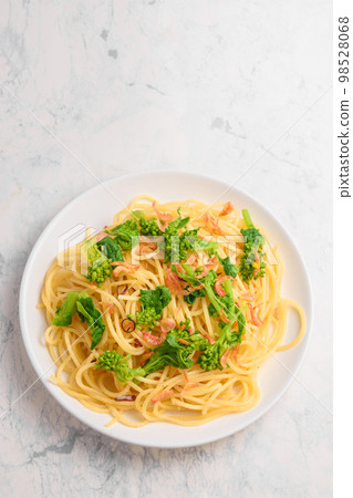 Rape blossoms and dried shrimp pasta Rape blossoms and dried shrimp pasta 98528068