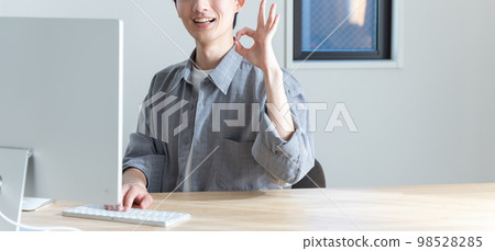 在電腦前工作的年輕人 98528285