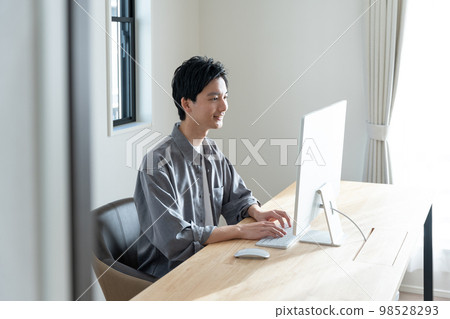 在電腦前工作的年輕人 98528293