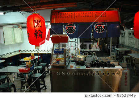 A Japanese-style stall found at a night market in Taiwan 98528449