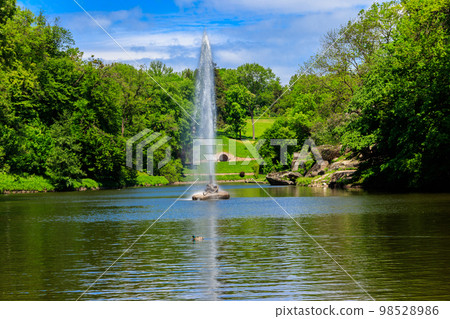 View of a lake with Snake Fountain in Sofiyivka park in Uman, Ukraine 98528986