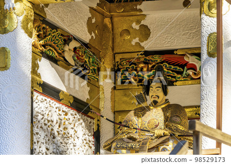 晴朗冬季的日光東照宮 Yomeimon 雕像（左）栃木縣日光市 98529173