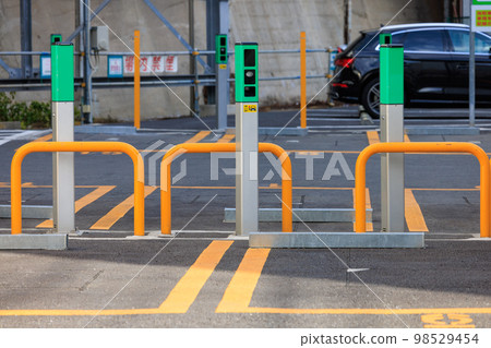 Flapless coin parking and cameras that monitor license plates of used cars Flapless coin parking and cameras that monitor license plates of used cars 98529454