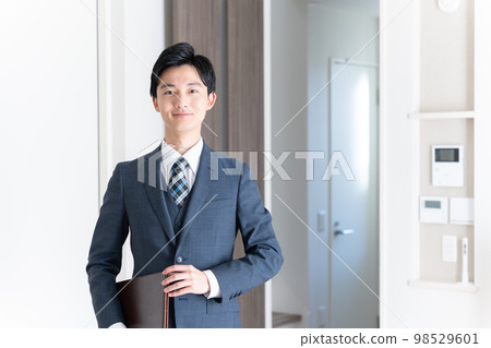 Real estate salesman who guides the house (introspection, preview, condominium, apartment, businessman) 98529601