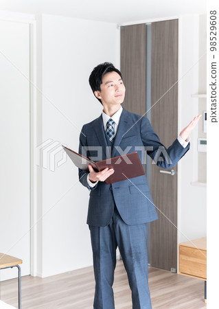 指導房屋的房地產銷售員（內省，預覽，公寓，公寓，商人） 98529608