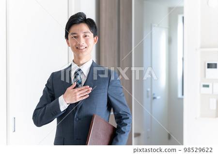 指導房屋的房地產銷售員(內省,預覽,公寓,公寓,商人) 指導房屋的房地產銷售員(內省,預覽,公寓,公寓,商人) 98529622