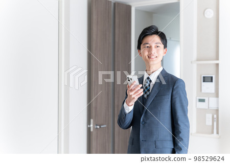 使用智能手機的商人 98529624