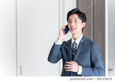 商人在智慧型手機上交談 商人在智慧型手機上交談 98529625