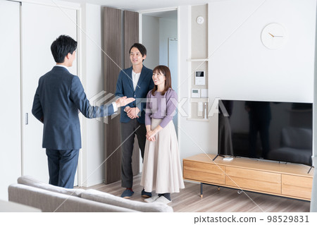 Real estate salesman who guides the house (introspection, preview, condominium, apartment, businessman) Real estate salesman who guides the house (introspection, preview, condominium, apartment, businessman) 98529831