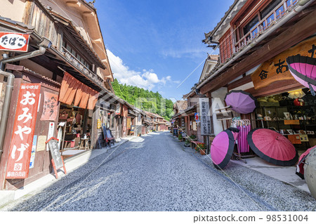岡山縣高橋市 以紅色氧化鐵聞名的富木屋街景 98531004