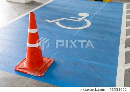 The handicap lot of car parking indoor at department store. 98531632