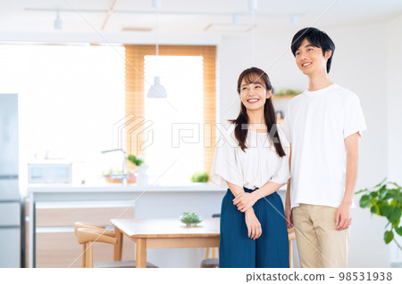 Married couple, family, lifestyle, living room 98531938