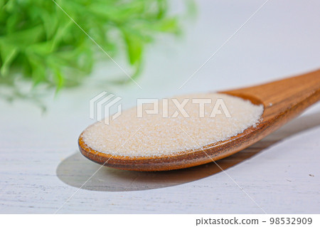 一種低熱量、無糖的甜味劑，含有 rakanka 和赤蘚糖醇。它經常被那些限製糖攝入量的人使用 98532909