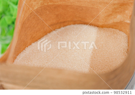 A low-calorie, sugar-free sweetener containing rakanka and erythritol. It is often used by those who restrict sugar intake 98532911