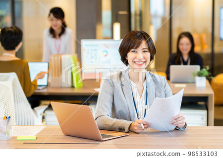 辦公室商務女性拍攝合作：WEEK Shibadaimon（Sun Frontier Fudosan） 98533103