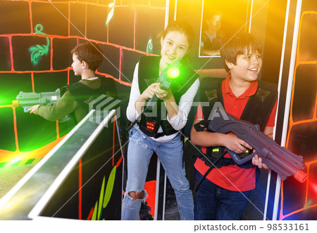 Kids playing laser tag on labyrinth 98533161