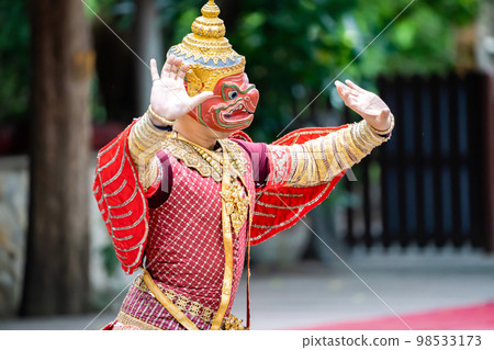 The performance of red Garuda acting in Thai traditional drama story Khon epic, Ramakien or Ramayana. 98533173