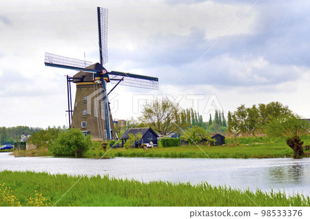 Kinderdijk, Traditional Dutch Windmills Pumping Water, Netherlands 98533376