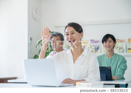 Active seniors using personal computers 98533633