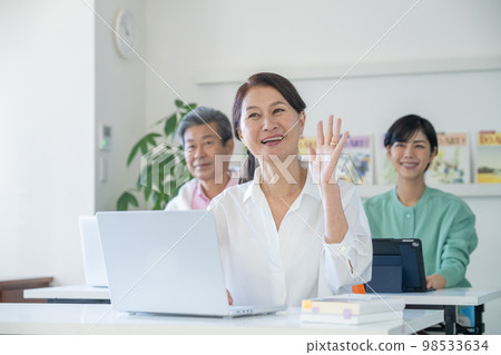 Active seniors using personal computers 98533634