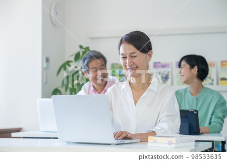 Active seniors using personal computers 98533635