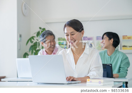Active seniors using personal computers 98533636