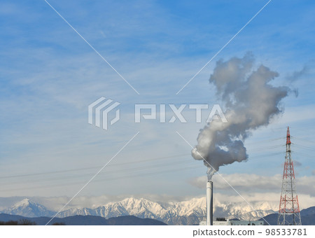 北阿爾卑斯山和垃圾處理廠煙囪冒出的煙 98533781