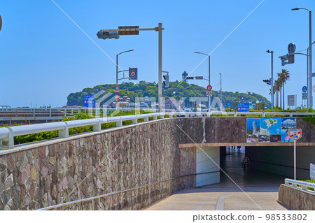 Looking toward Enoshima from the underground walkway near the Enoshima entrance intersection in Katase Kaigan, Fujisawa City, Kanagawa Prefecture 98533802