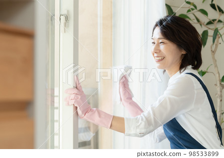 中間女人擦窗戶 98533899