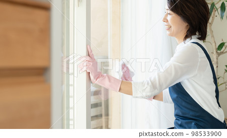 中間女人擦窗戶 98533900