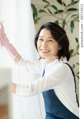middle woman cleaning windows 98533913