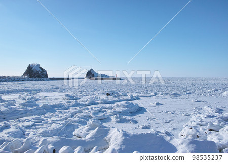 Ice floe of Shiretoko 98535237