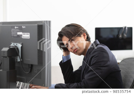 Businessman personal computer 98535754