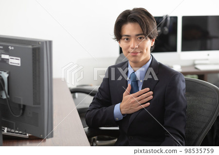 Businessman personal computer 98535759