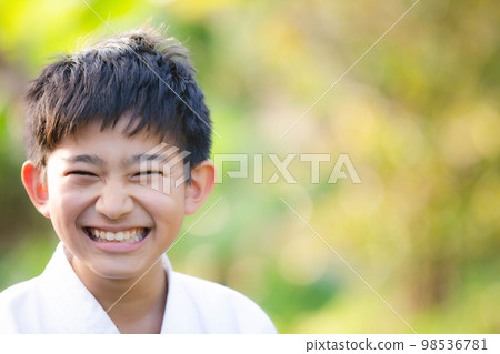 一個男孩帶著微笑 98536781