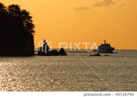 Kanyo Island and liner boat evening view (Kanyo Island Park, Sukumo City, Kochi Prefecture) 98536799